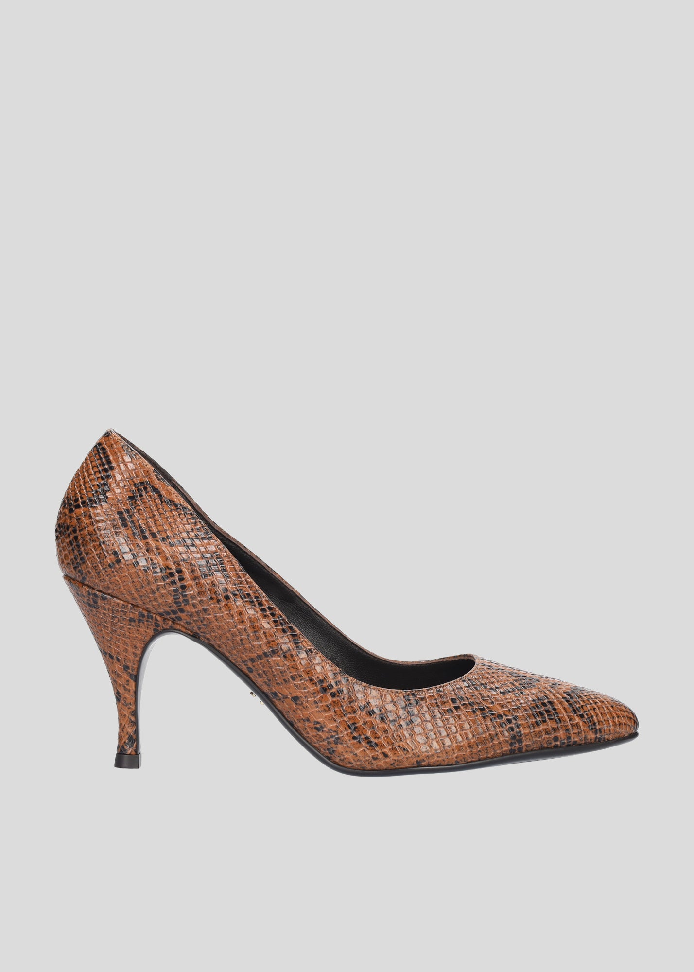 Vista lateral de los zapatos de salón de piel con efecto pitón para mujer Carmela Pumps 80 en color caramelo, con punta afilada y tacón de aguja de 80 mm de Lola Cruz.