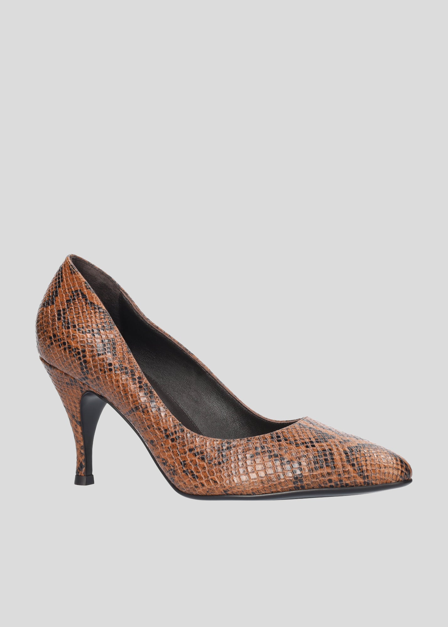 Vista lateral de los zapatos de salón de piel con efecto pitón para mujer Carmela Pumps 80 en color caramelo, con punta afilada y tacón de aguja de 80 mm de Lola Cruz.