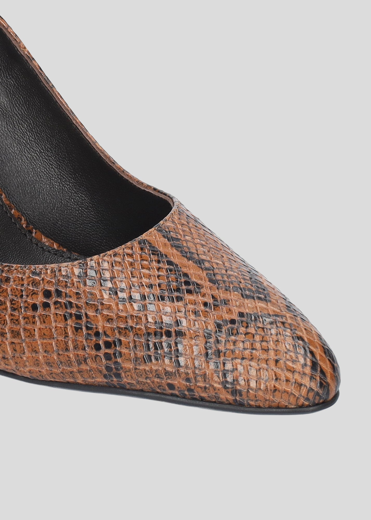 Vista lateral de los zapatos de salón de piel con efecto pitón para mujer Carmela Pumps 80 en color caramelo, con punta afilada y tacón de aguja de 80 mm de Lola Cruz.