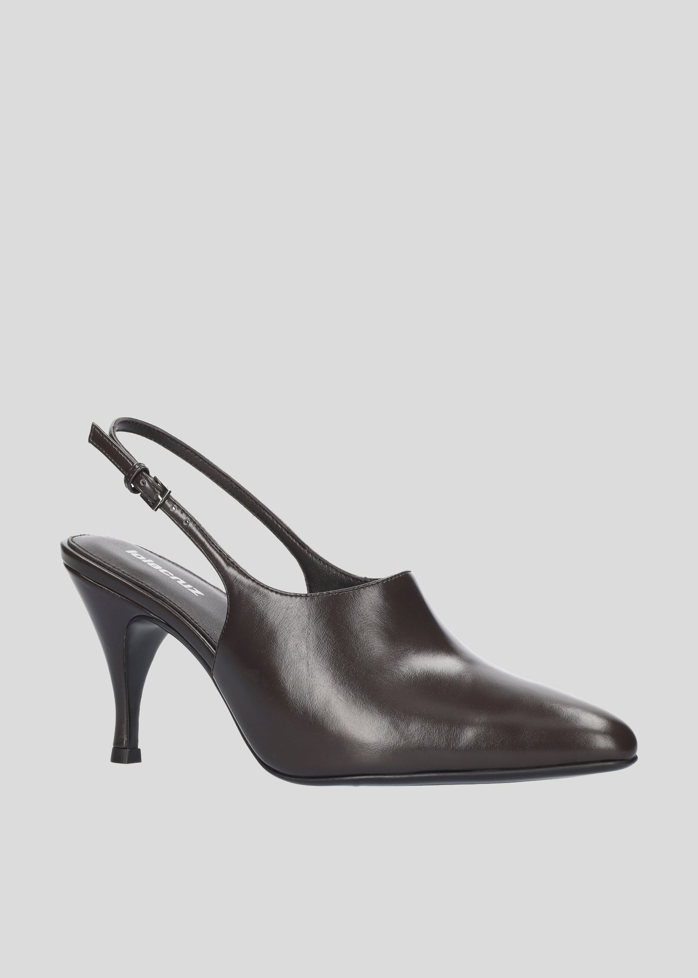 Vista lateral de los zapatos de salón de piel brillante para mujer Carmela Pumps 80 en color chocolate, con punta afilada y tacón de aguja de 80 mm de Lola Cruz.