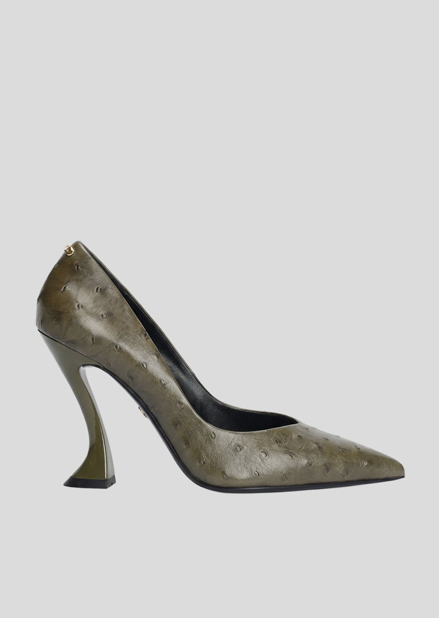 Vista lateral de los zapatos de salón de piel con efecto avestruz para mujer Eugenia Pumps 95 en color Military con punta afilada y tacón tipo embudo de Lola Cruz.