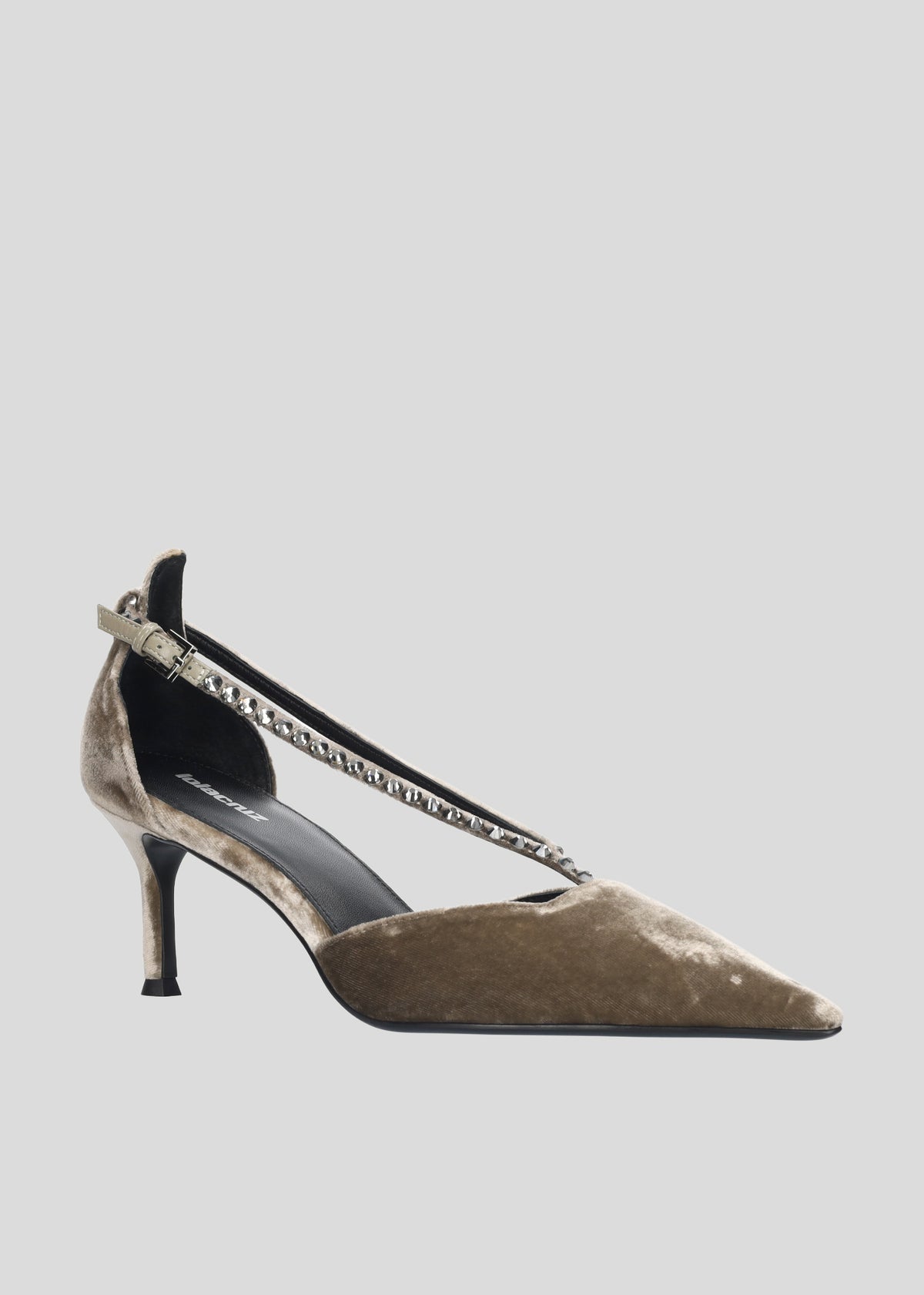 Zapatos de salón de terciopelo color Truffle para mujer, con punta afilada, detalle cut out y tacón de aguja de 6,5 cm, de Lola Cruz.