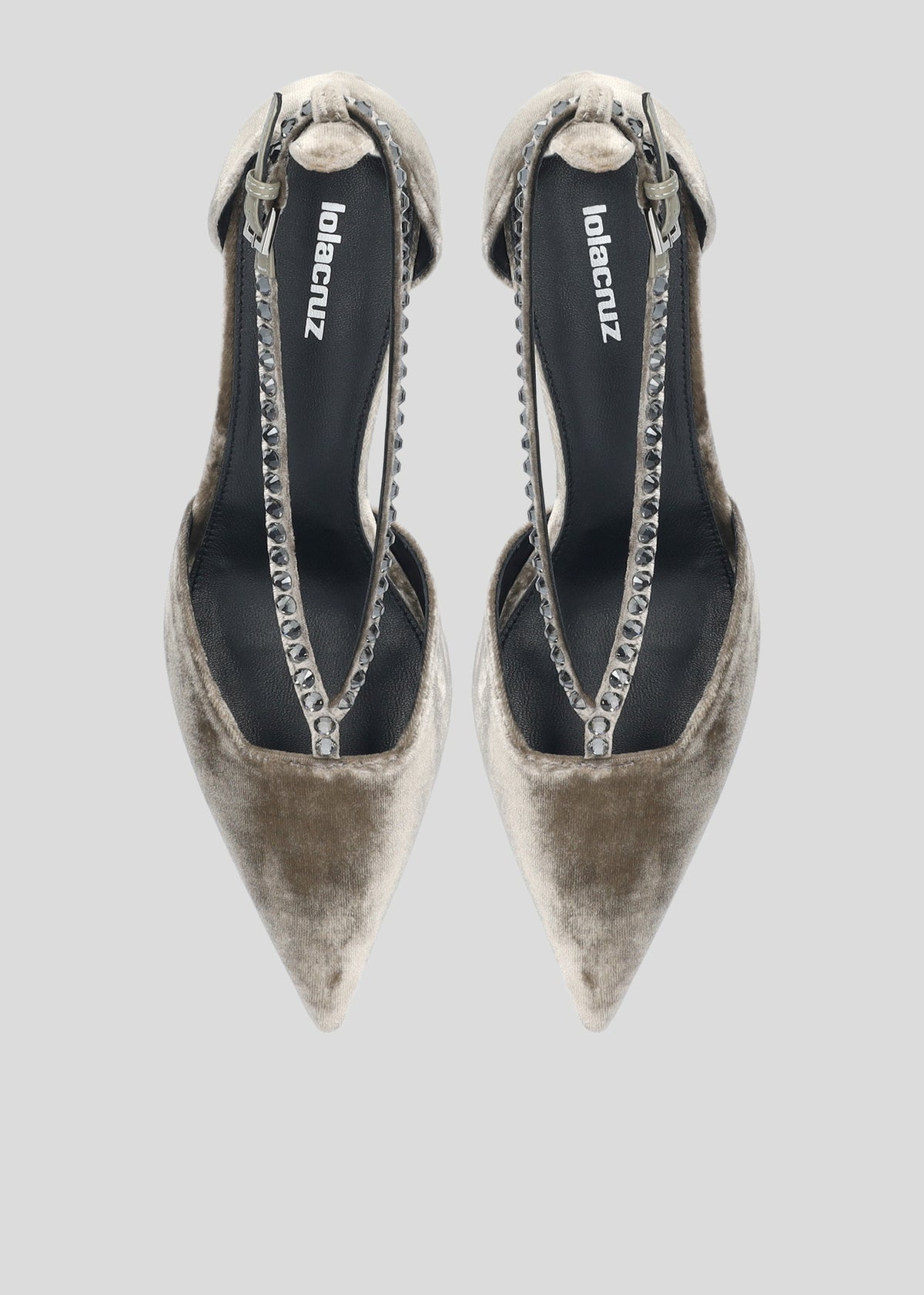 Zapatos de salón de terciopelo color Truffle para mujer, con punta afilada, detalle cut out y tacón de aguja de 6,5 cm, de Lola Cruz.