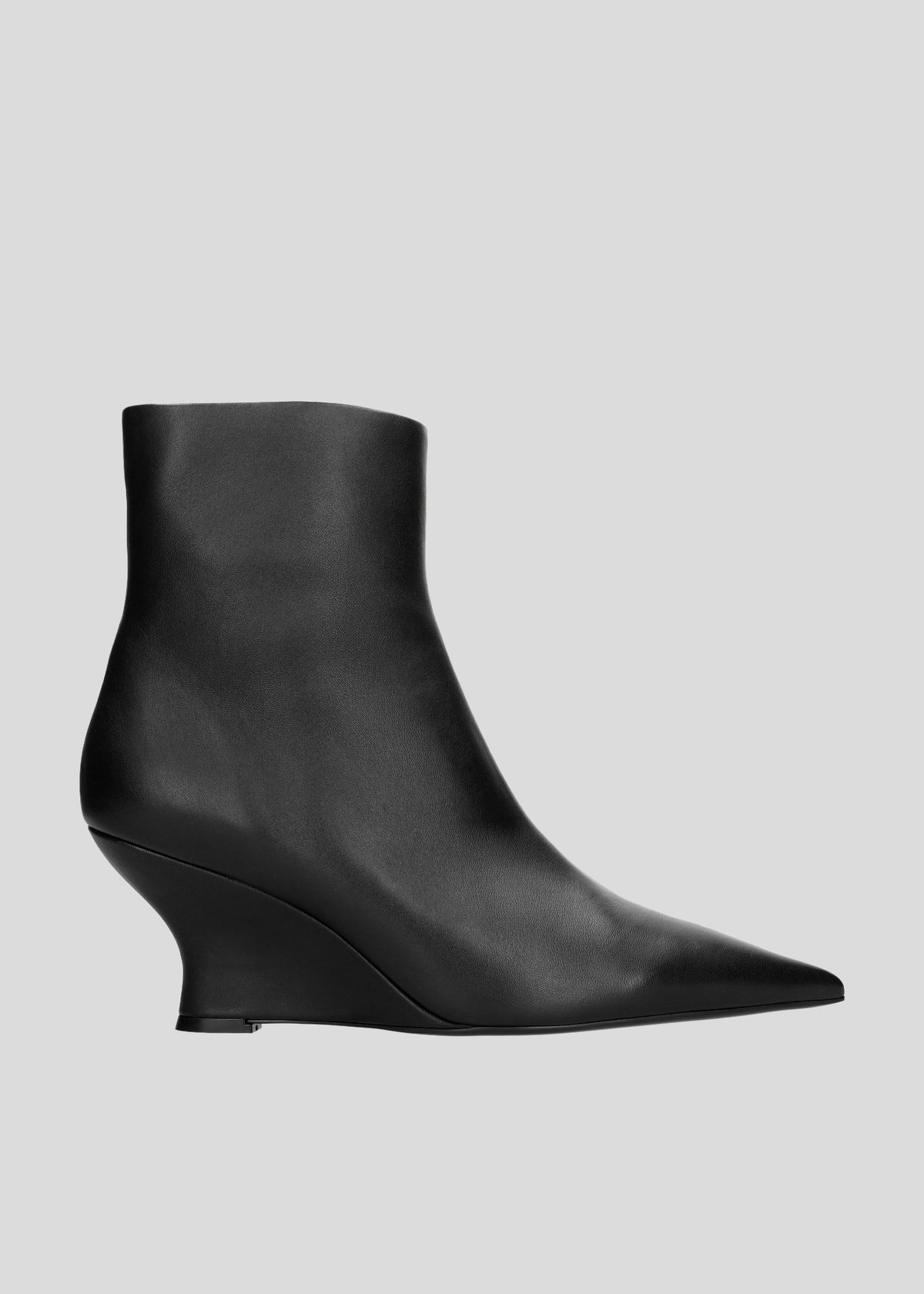 Vista lateral de los botines de piel para mujer Charlie Wedges 75 en color Negro, con punta afilada, tacón tipo cuña de 75 mm y cremallera interior de Lola Cruz.
