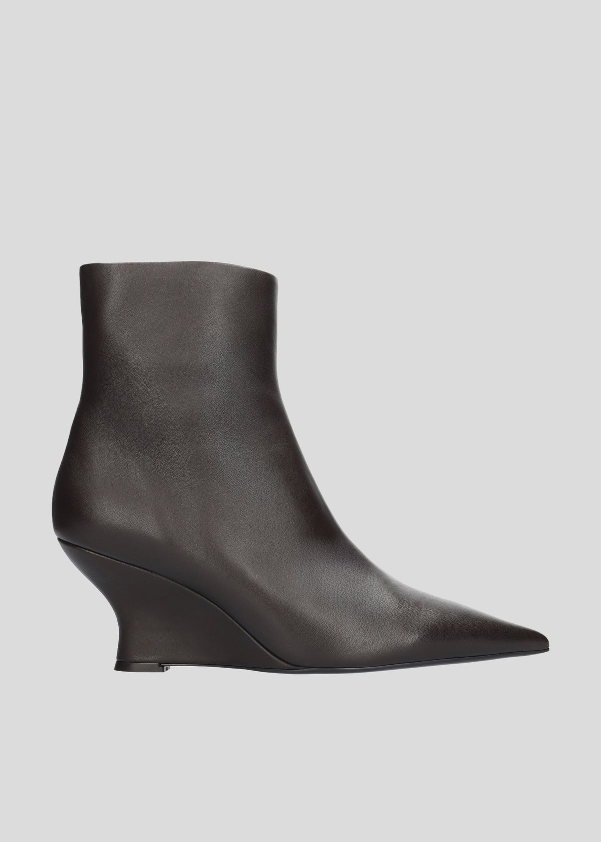Vista lateral de los botines de piel para mujer Charlie Wedges 75 en color Chocolate, con punta afilada, tacón tipo cuña de 75 mm y cremallera interior de Lola Cruz.