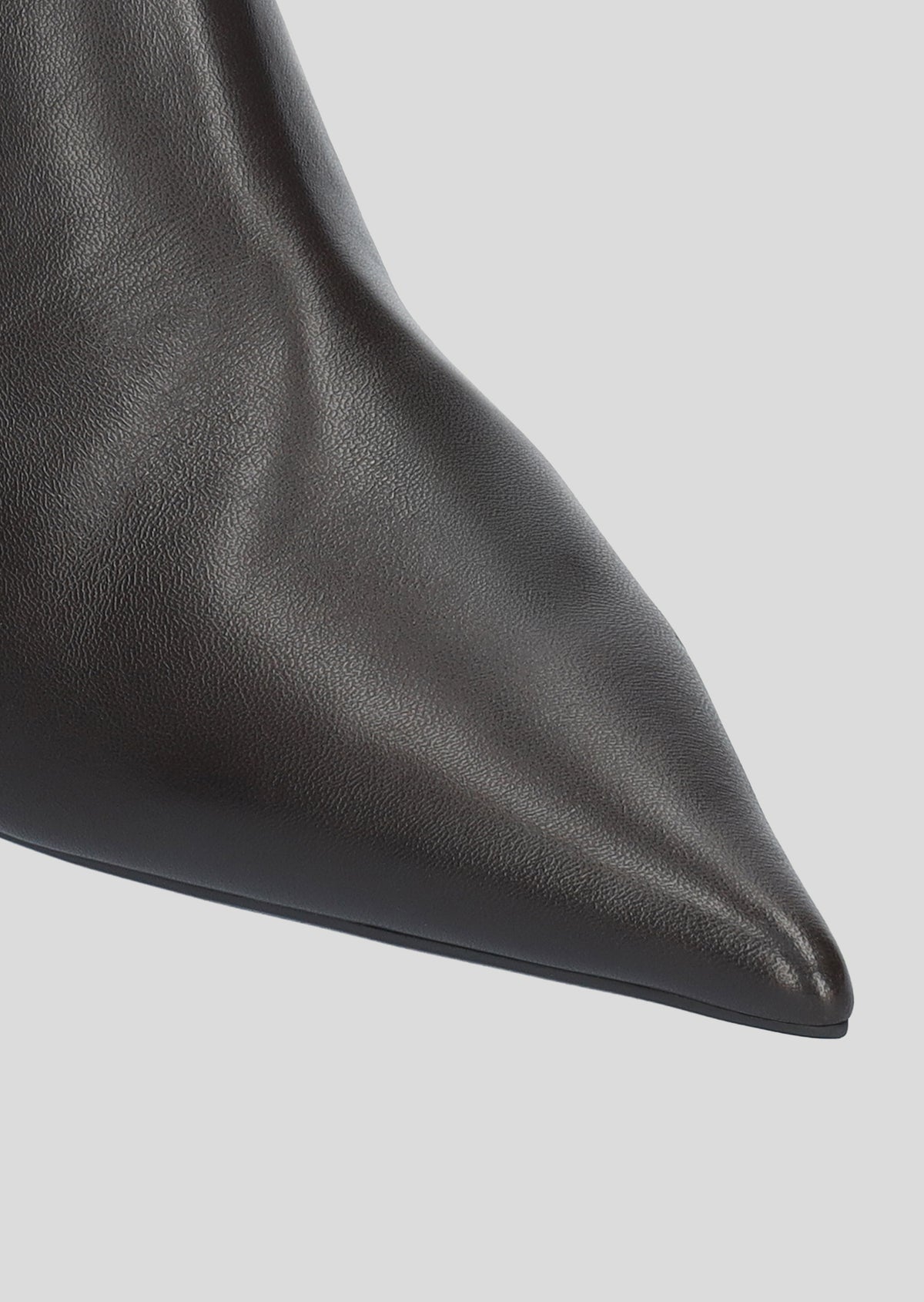 Vista lateral de los botines de piel para mujer Charlie Wedges 75 en color Chocolate, con punta afilada, tacón tipo cuña de 75 mm y cremallera interior de Lola Cruz.