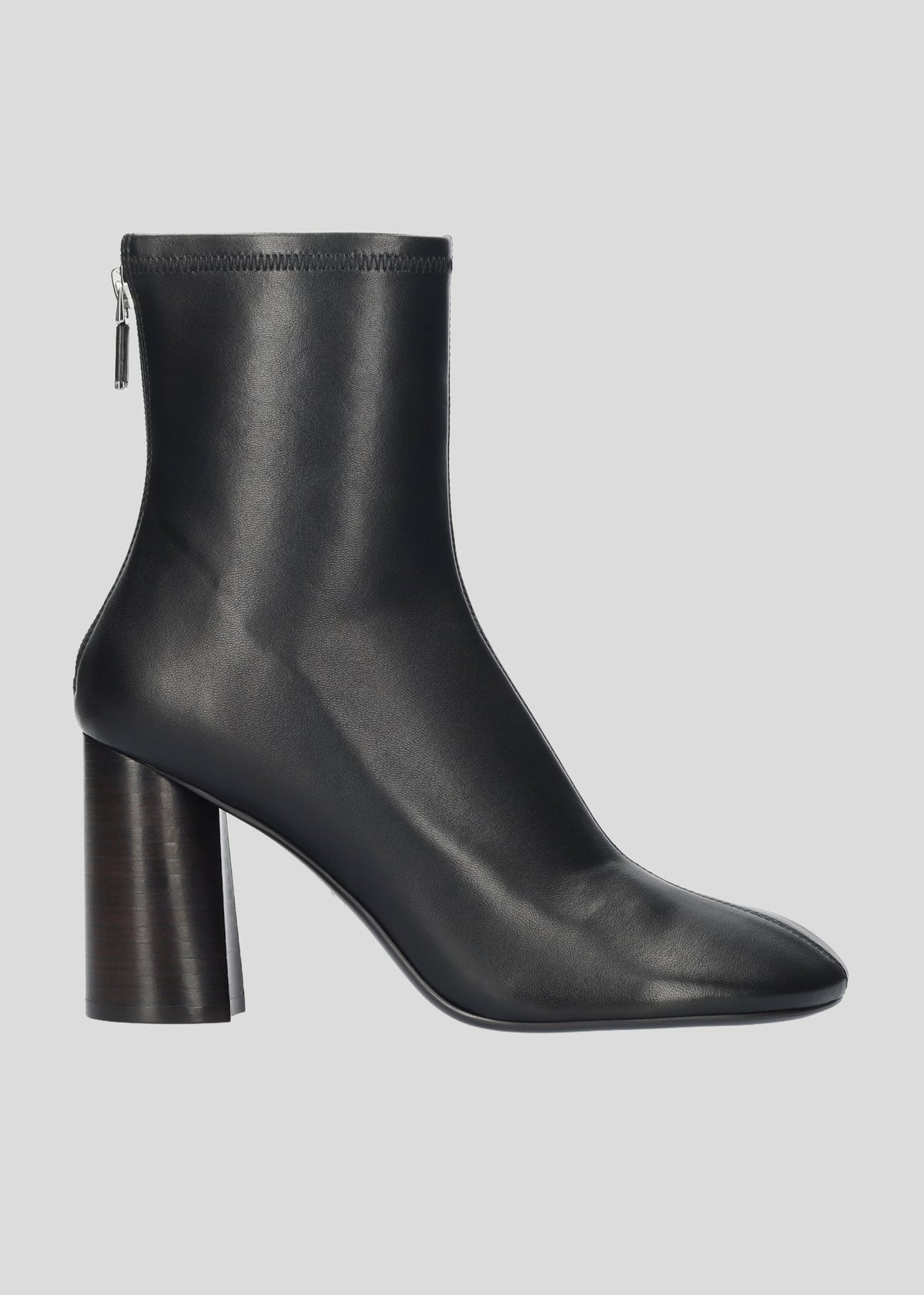 Vista lateral de los botines de piel para mujer Belinda Booties 85 en color Negro, de estilo calcetín, con punta redonda y tacón stacked tipo bloque de 85 mm de Lola Cruz.