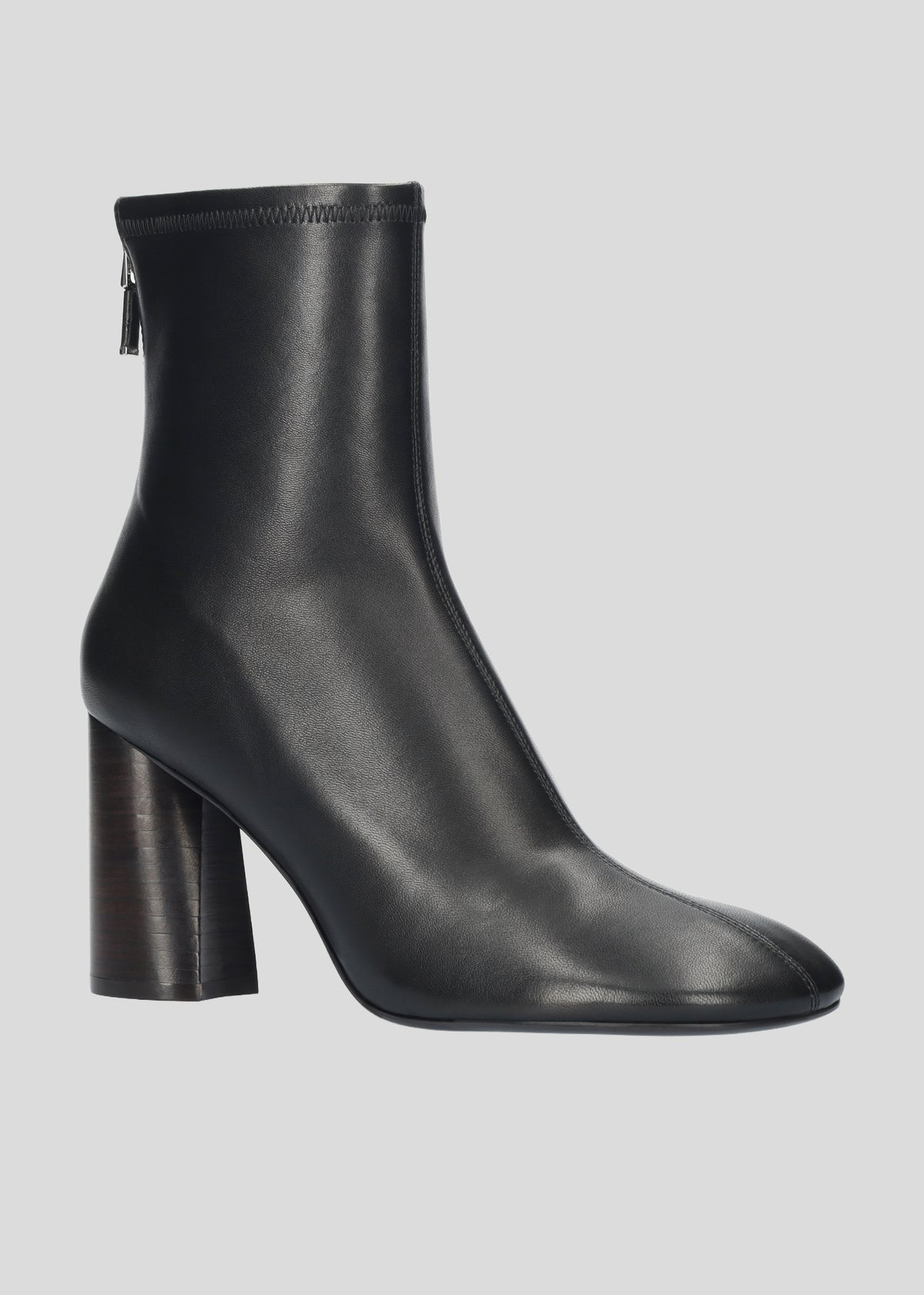 Vista lateral de los botines de piel para mujer Belinda Booties 85 en color Negro, de estilo calcetín, con punta redonda y tacón stacked tipo bloque de 85 mm de Lola Cruz.