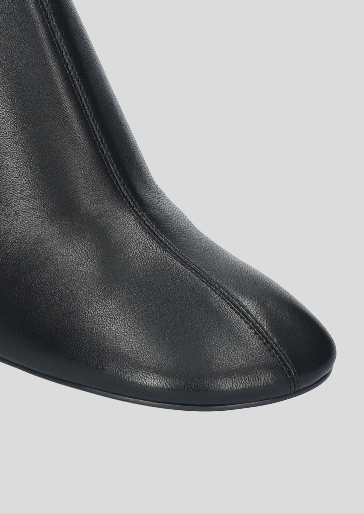 Vista lateral de los botines de piel para mujer Belinda Booties 85 en color Negro, de estilo calcetín, con punta redonda y tacón stacked tipo bloque de 85 mm de Lola Cruz.