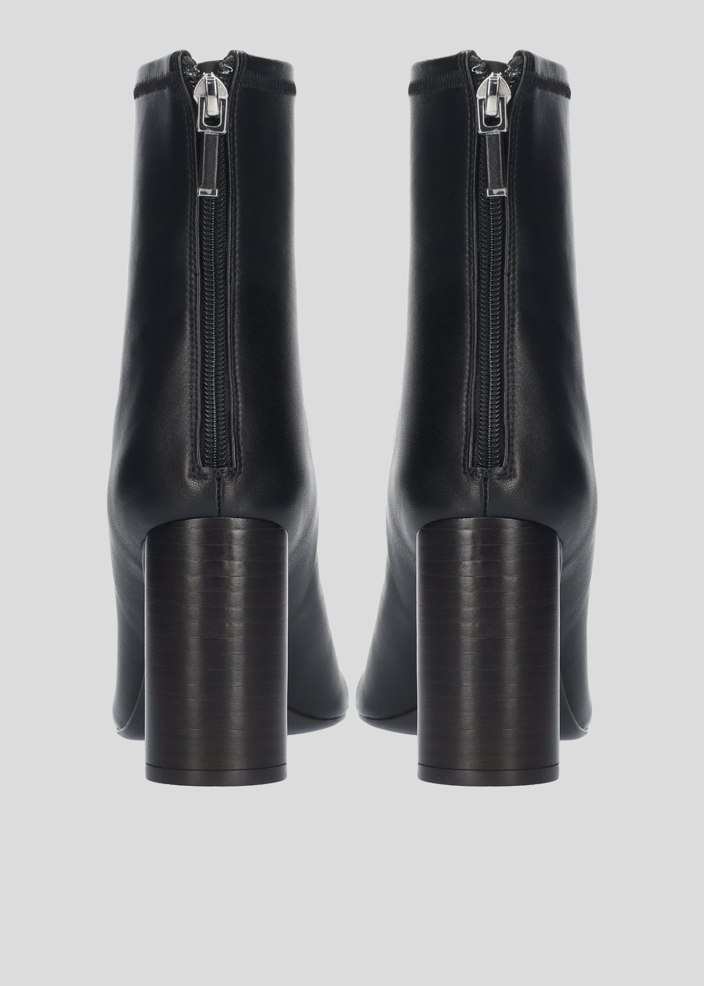 Vista lateral de los botines de piel para mujer Belinda Booties 85 en color Negro, de estilo calcetín, con punta redonda y tacón stacked tipo bloque de 85 mm de Lola Cruz.