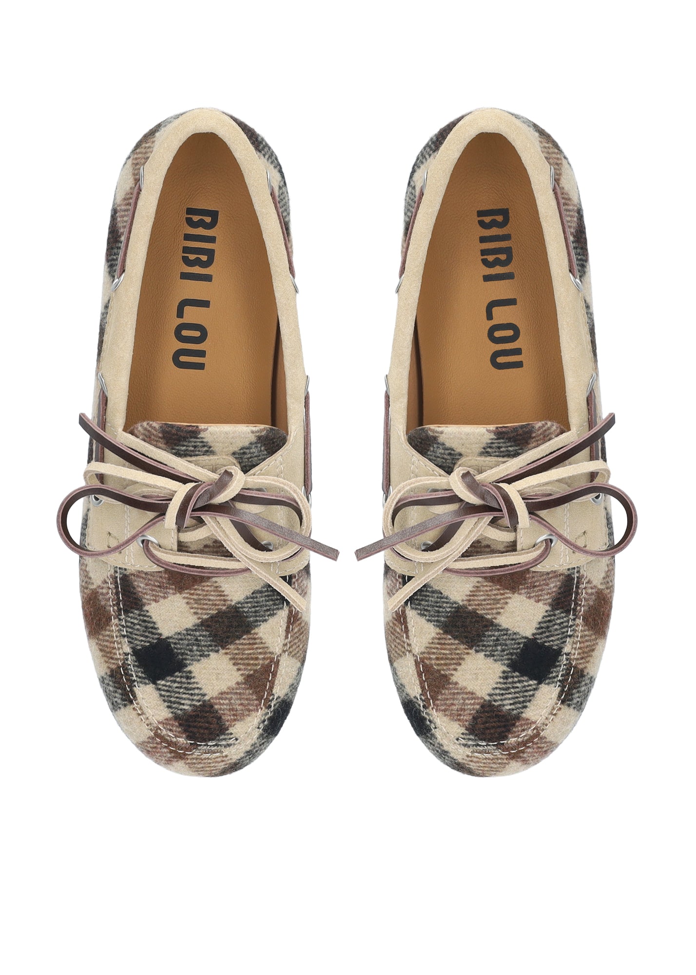 Vista lateral de los mocasines para mujer Tana Loafer con tejido estampado de cuadros en color beige y marrón de BIBI LOU.