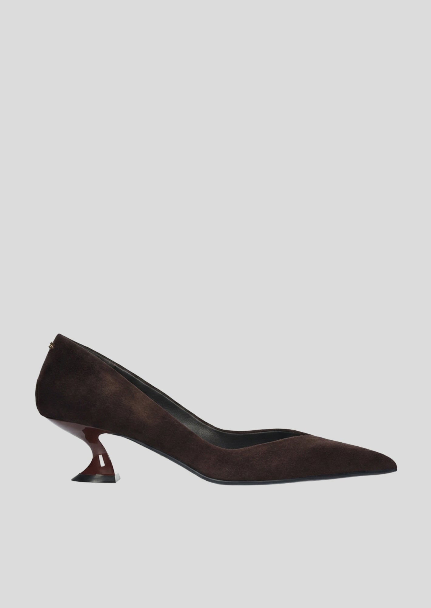Vista lateral de los zapatos de salón de ante para mujer Eugenia Pumps 50 en color chocolate con punta afilada y tacón tipo embudo de Lola Cruz.