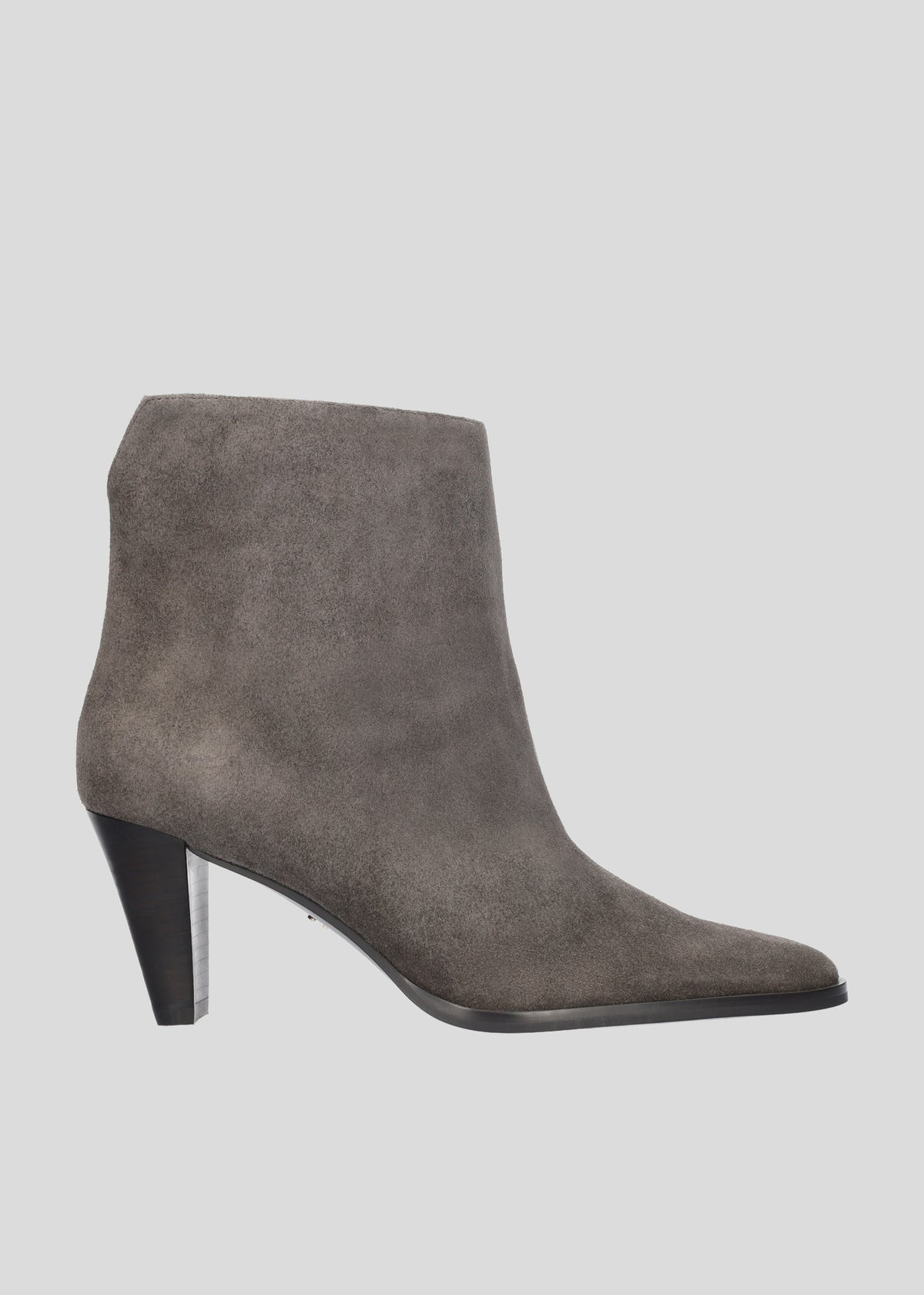 Vista lateral de los botines de serraje para mujer Robbie Booties 70 en color City Grey, con punta afilada, caña baja y tacón tipo bloque de 70 mm de Lola Cruz.