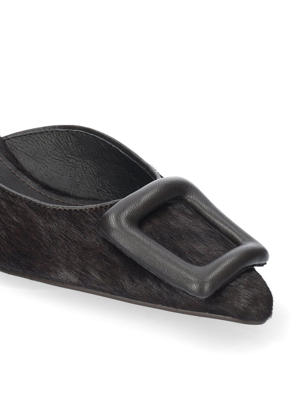 Vista lateral de los zapatos de salón de piel con pelo para mujer Bonnie Pumps 55 en color marrón, con punta afilada, adorno forrado y tacón fino de 5,5 cm de BIBI LOU.