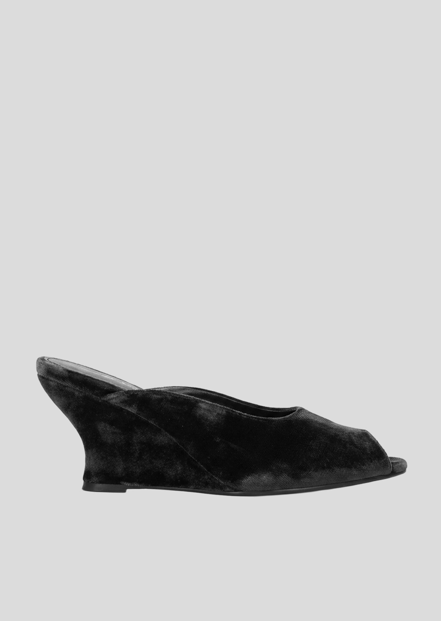 Vista lateral de los mules de terciopelo para mujer Isabella Wedges 75 en color Negro, con punta afilada y tacón tipo aguja de 75 mm de Lola Cruz.