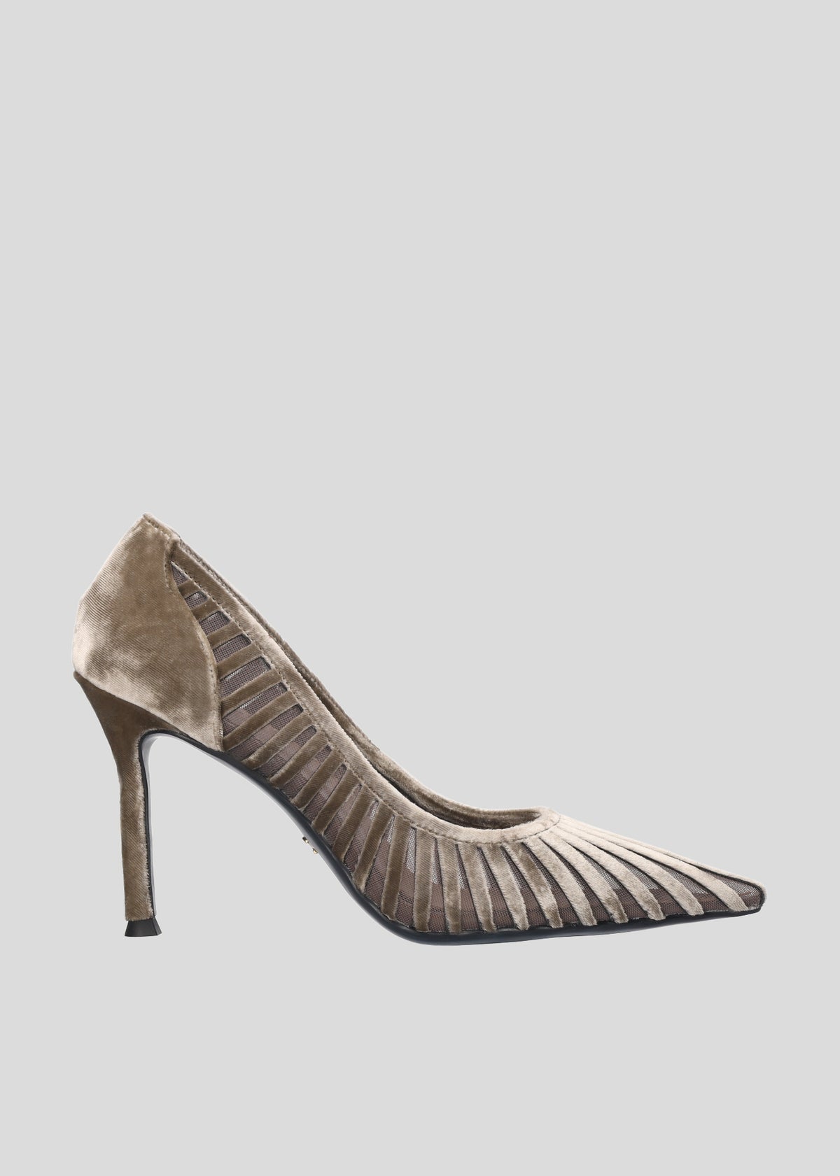 Vista lateral de los zapatos de salón de terciopelo sobre mesh para mujer Candice Pumps 95 en color Truffle, con punta afilada y tacón de aguja de 95 mm de Lola Cruz.