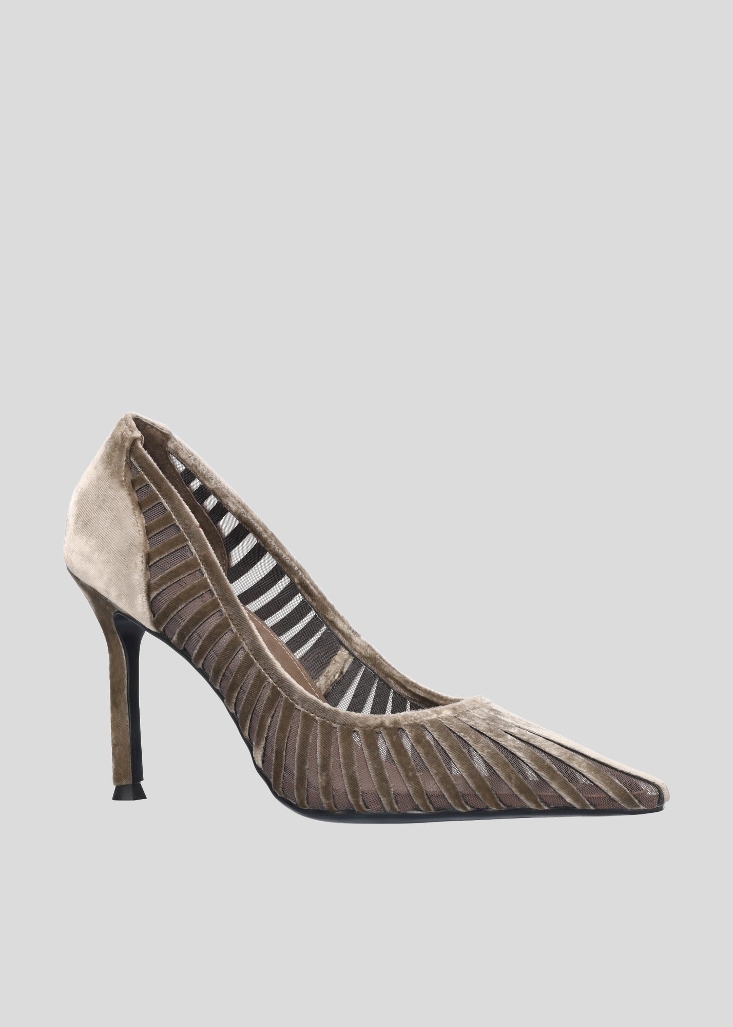 Vista lateral de los zapatos de salón de terciopelo sobre mesh para mujer Candice Pumps 95 en color Truffle, con punta afilada y tacón de aguja de 95 mm de Lola Cruz.