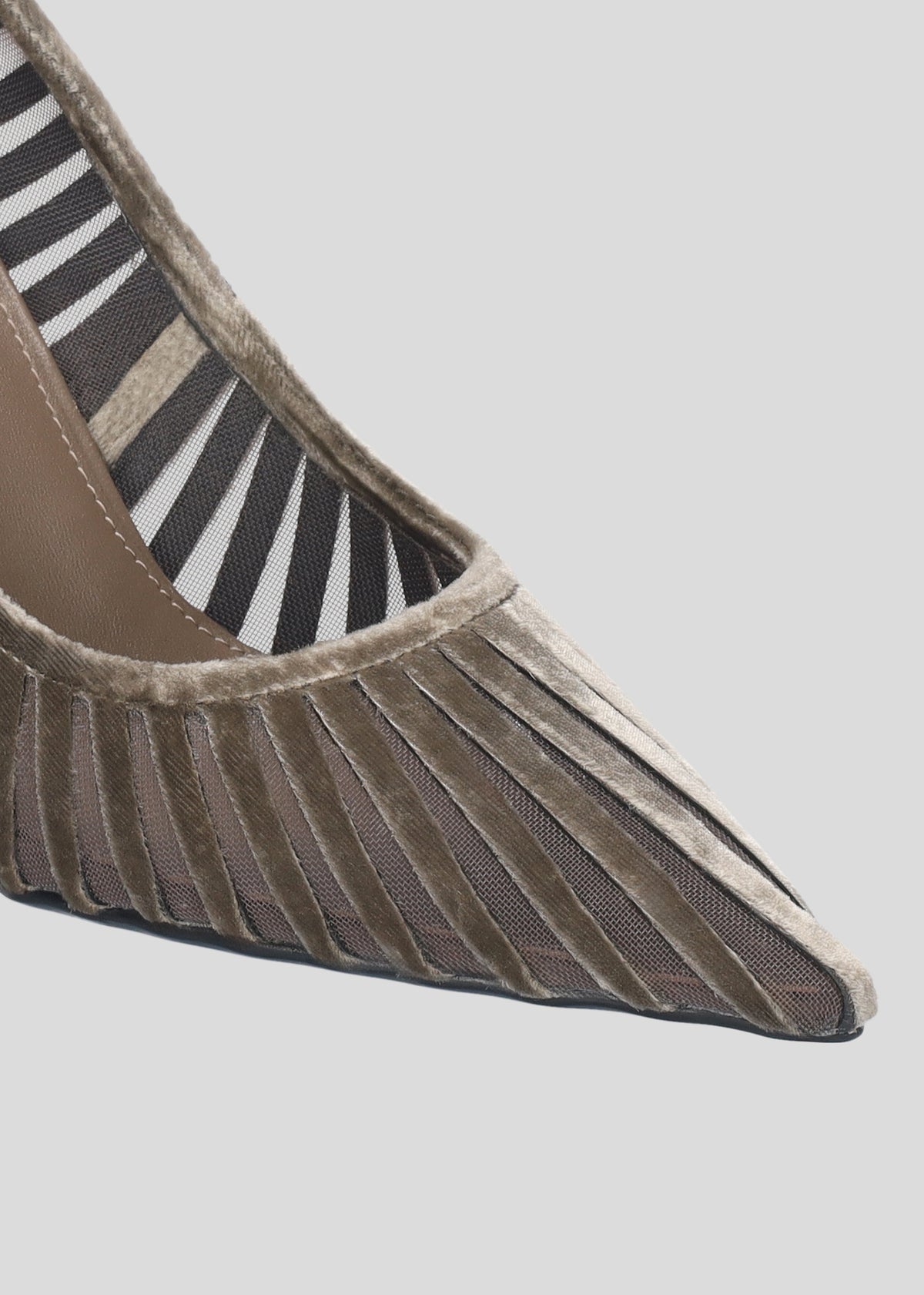 Vista lateral de los zapatos de salón de terciopelo sobre mesh para mujer Candice Pumps 95 en color Truffle, con punta afilada y tacón de aguja de 95 mm de Lola Cruz.