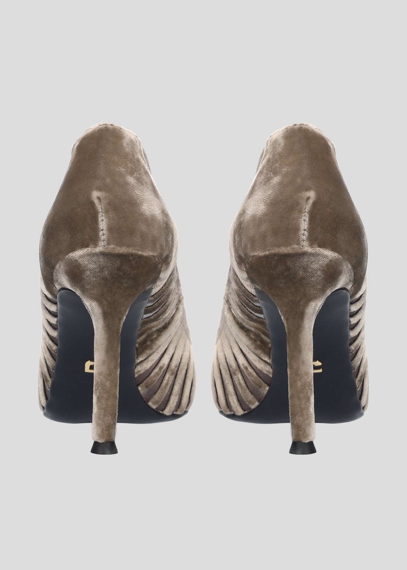 Vista lateral de los zapatos de salón de terciopelo sobre mesh para mujer Candice Pumps 95 en color Truffle, con punta afilada y tacón de aguja de 95 mm de Lola Cruz.