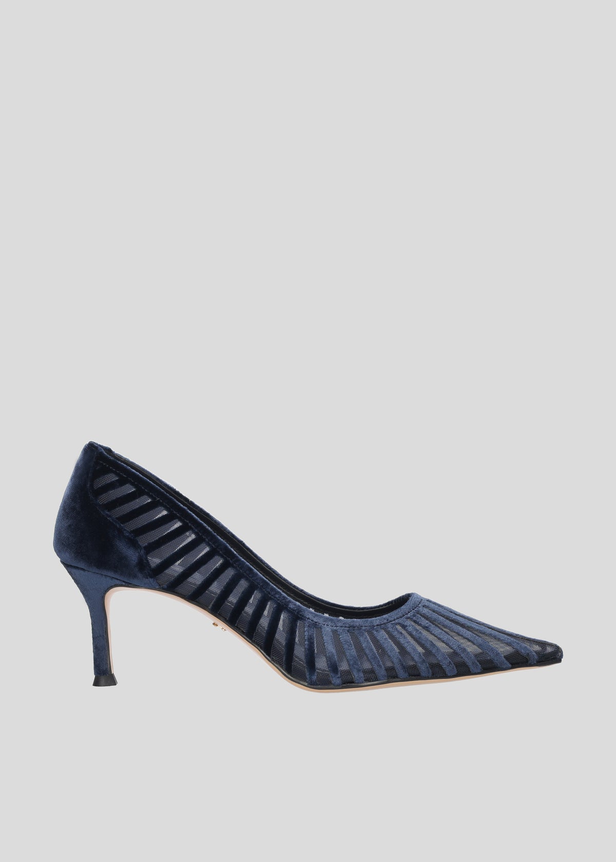 Vista lateral de los zapatos de salón de terciopelo sobre mesh para mujer Candice Pumps en color azul marino, con punta afilada y tacón de aguja de 65 mm de Lola Cruz.