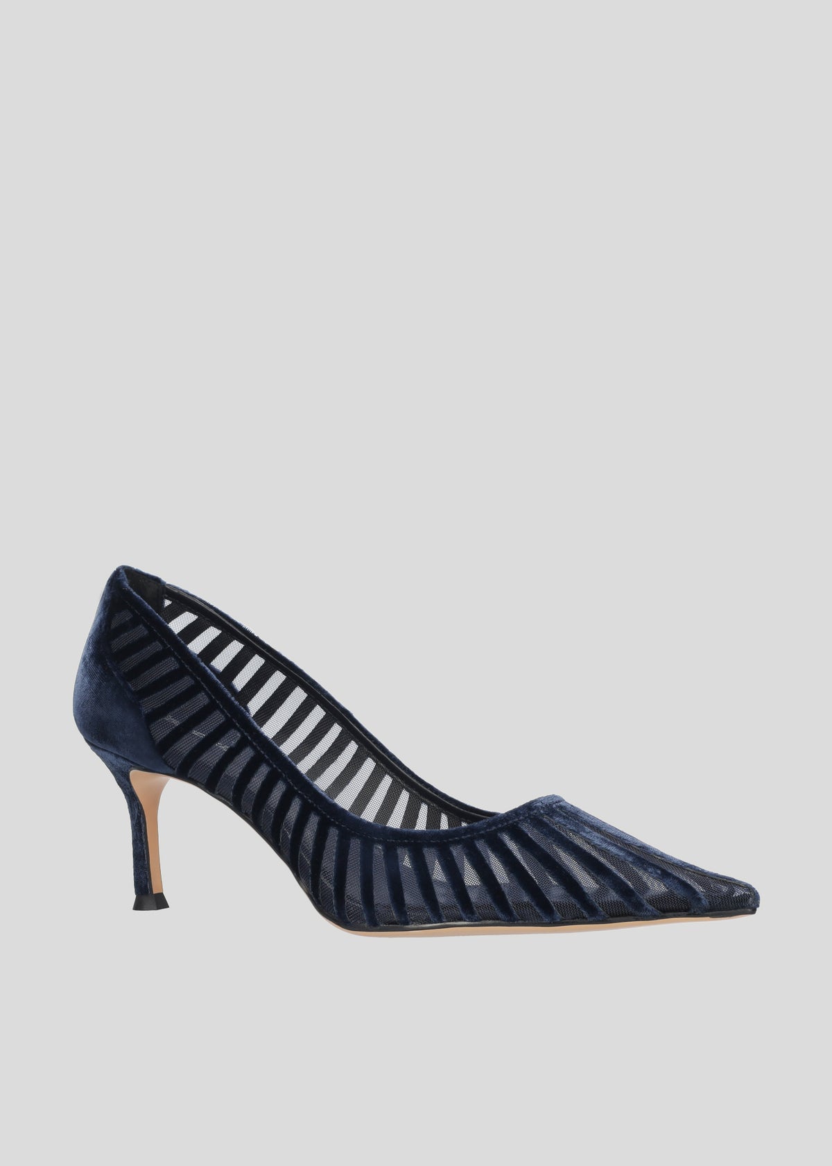 Vista lateral de los zapatos de salón de terciopelo sobre mesh para mujer Candice Pumps en color azul marino, con punta afilada y tacón de aguja de 65 mm de Lola Cruz.