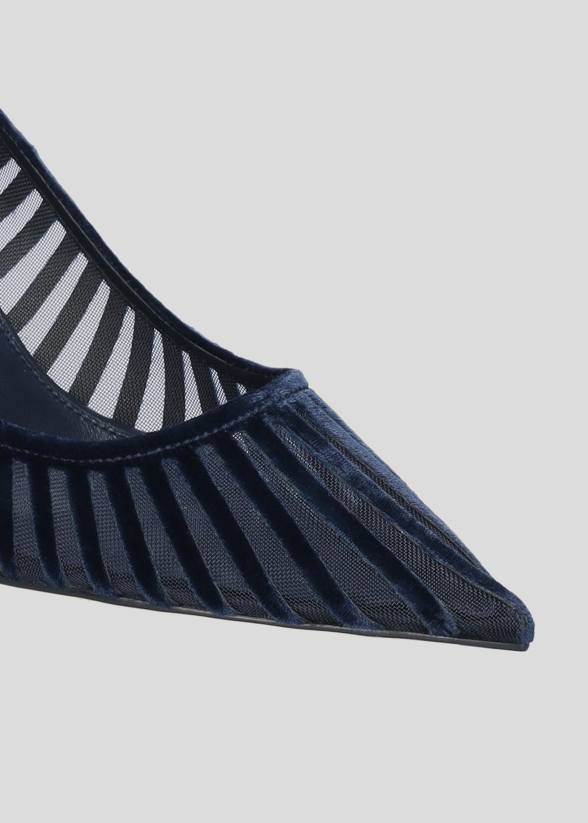 Vista lateral de los zapatos de salón de terciopelo sobre mesh para mujer Candice Pumps en color azul marino, con punta afilada y tacón de aguja de 65 mm de Lola Cruz.