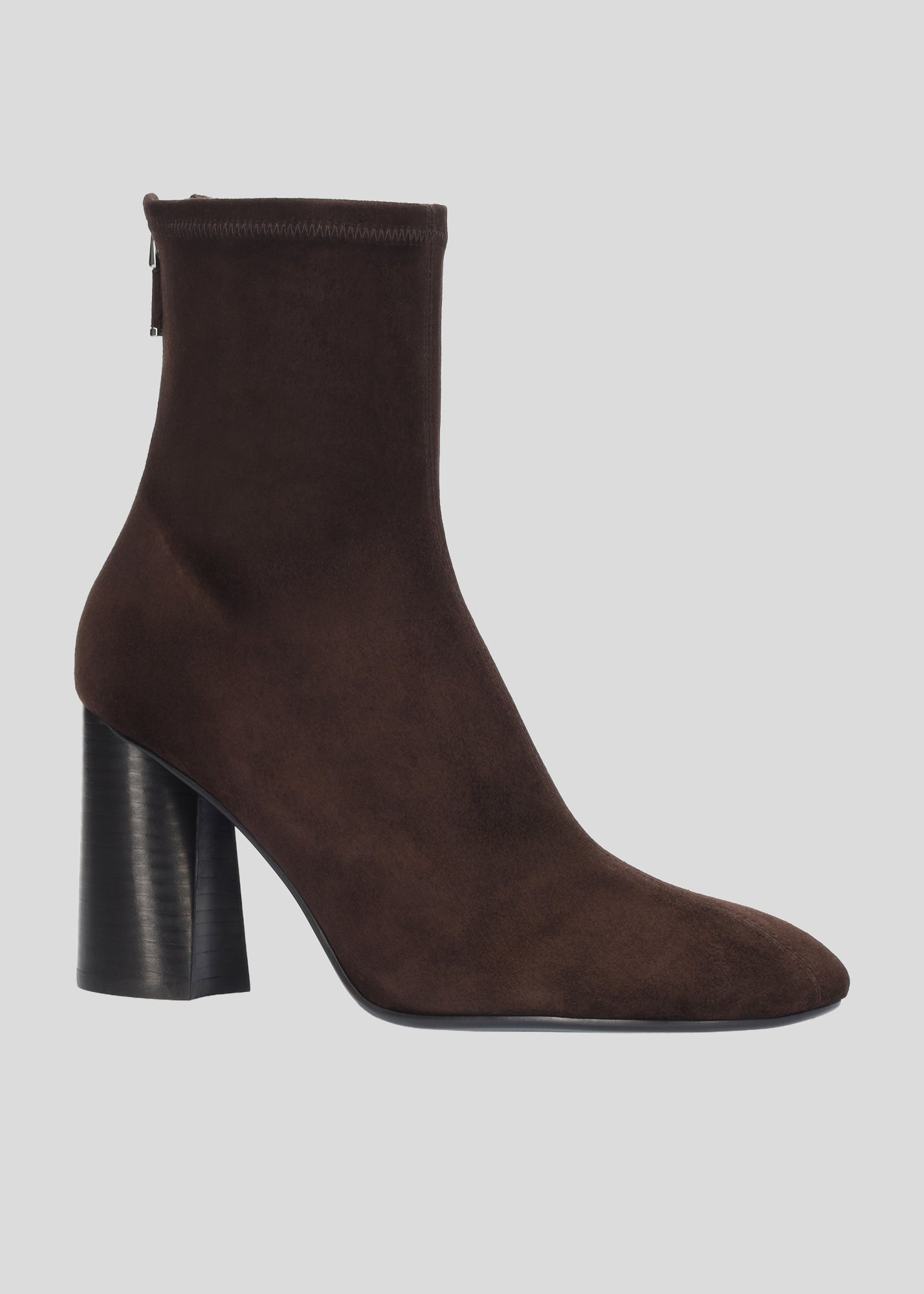 Vista lateral de los botines de ante para mujer Belinda Booties 85 en color Chocolate, de estilo calcetín, con punta redonda y tacón stacked tipo bloque de 85 mm de Lola Cruz.