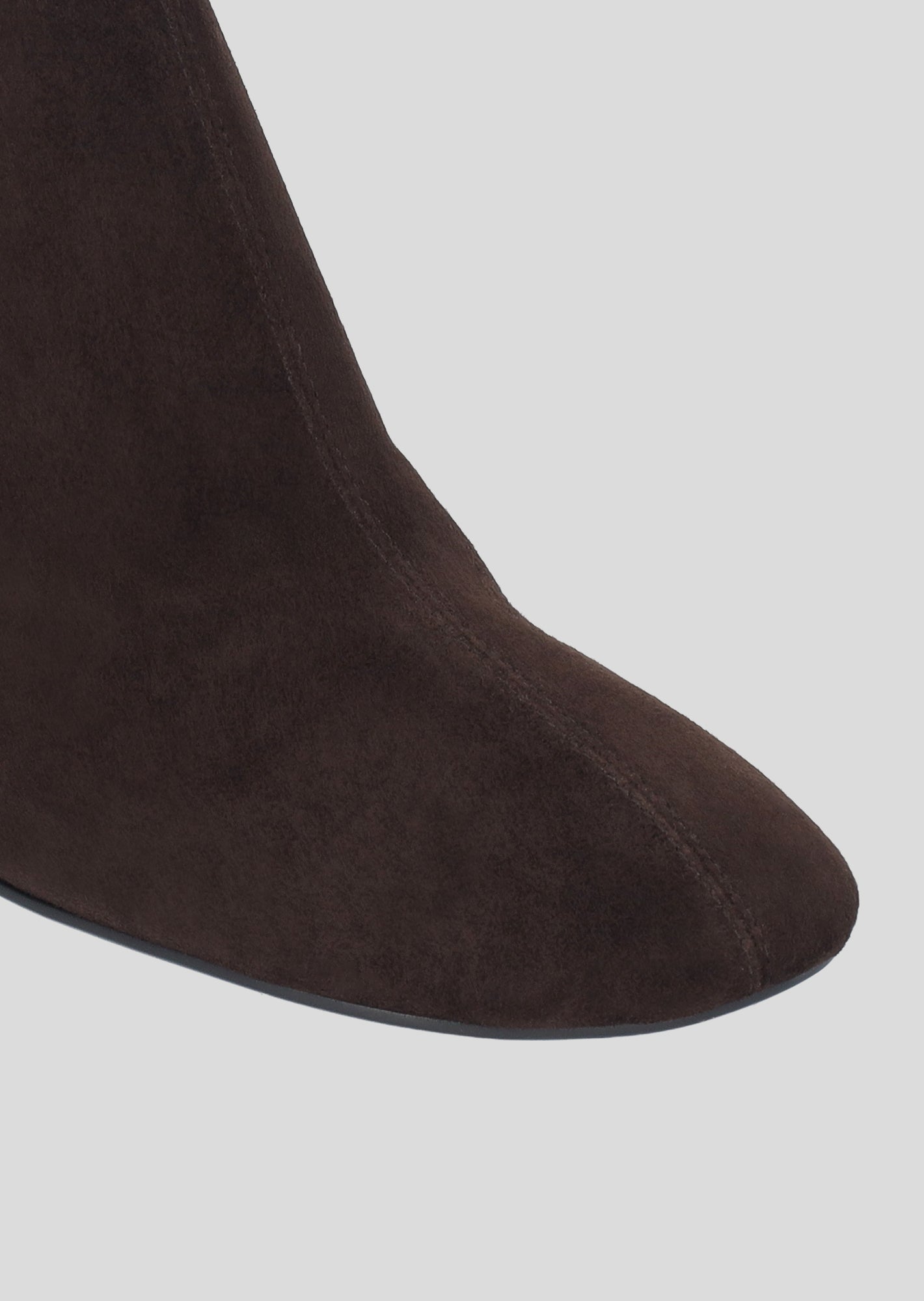 Vista lateral de los botines de ante para mujer Belinda Booties 85 en color Chocolate, de estilo calcetín, con punta redonda y tacón stacked tipo bloque de 85 mm de Lola Cruz.
