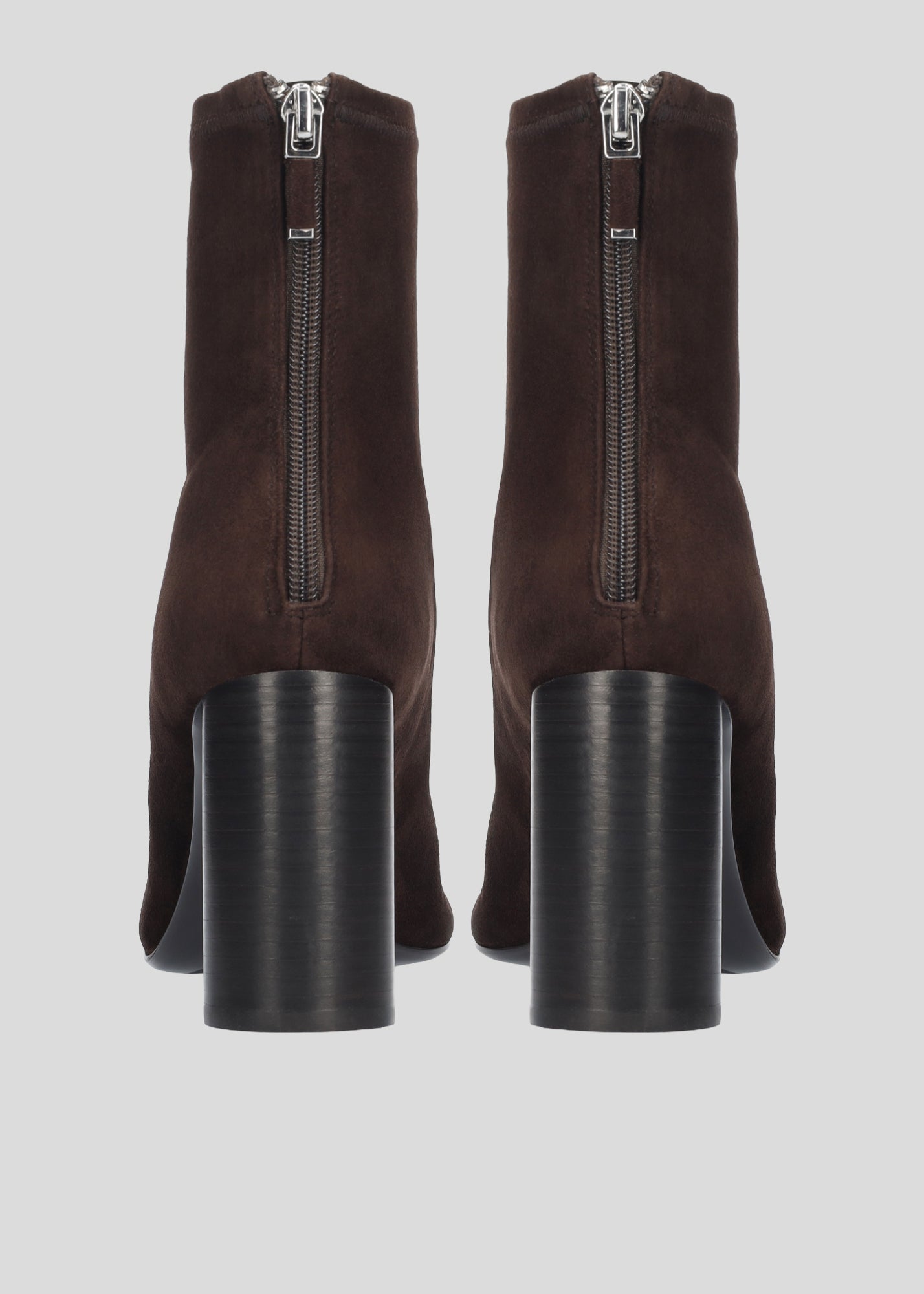 Vista lateral de los botines de ante para mujer Belinda Booties 85 en color Chocolate, de estilo calcetín, con punta redonda y tacón stacked tipo bloque de 85 mm de Lola Cruz.