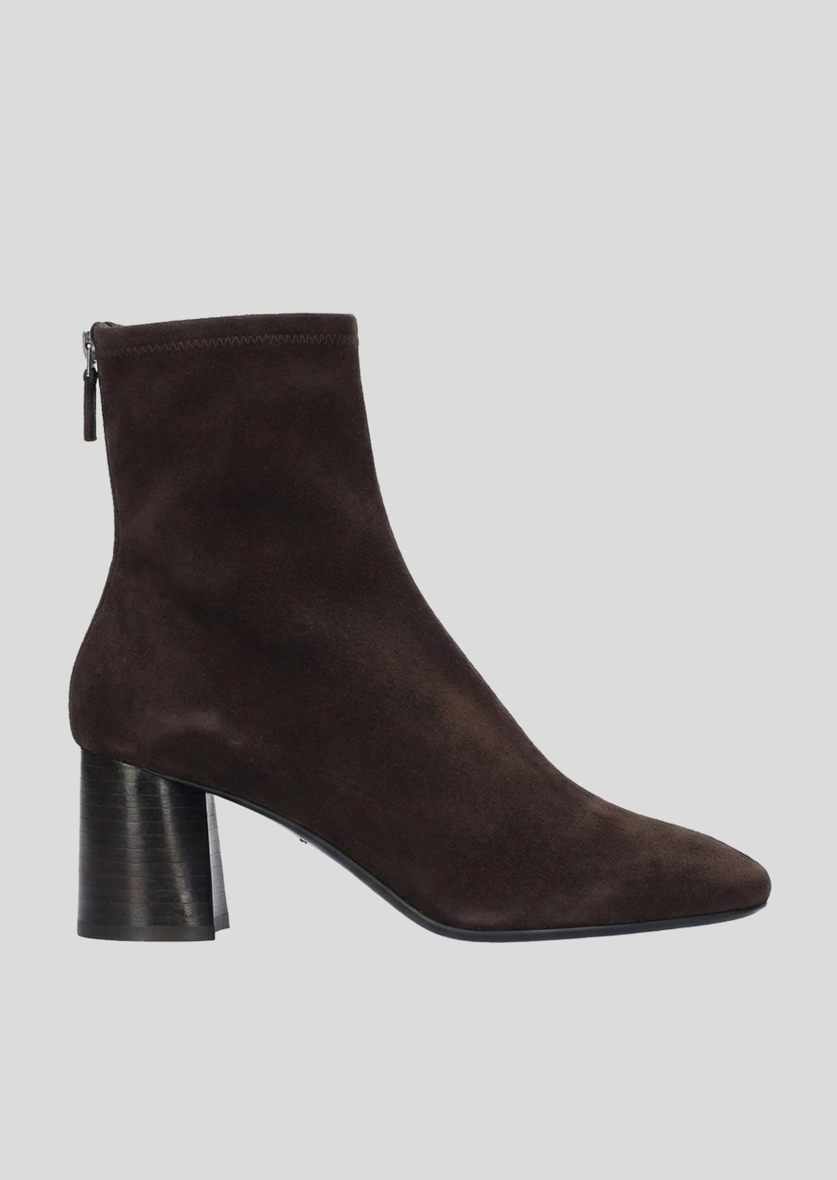 Vista lateral de los botines de ante estilo calcetín para mujer Belinda Booties 65 en color Chocolate, con punta redonda y tacón tipo bloque de 65 mm de Lola Cruz.