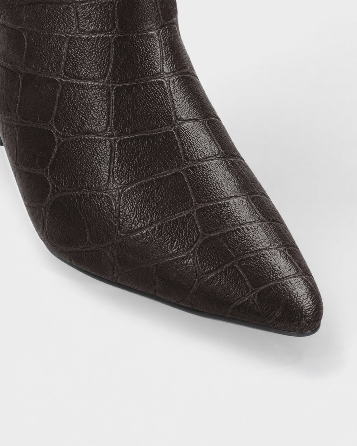 Botas altas color chocolate de piel con efecto coco, punta afilada y tacón de aguja de 5,5 cm, de Lola Cruz.